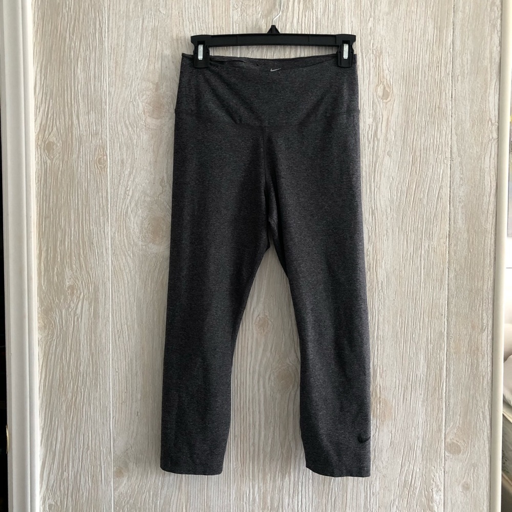 Nike Mid-Rise Crop Leggings